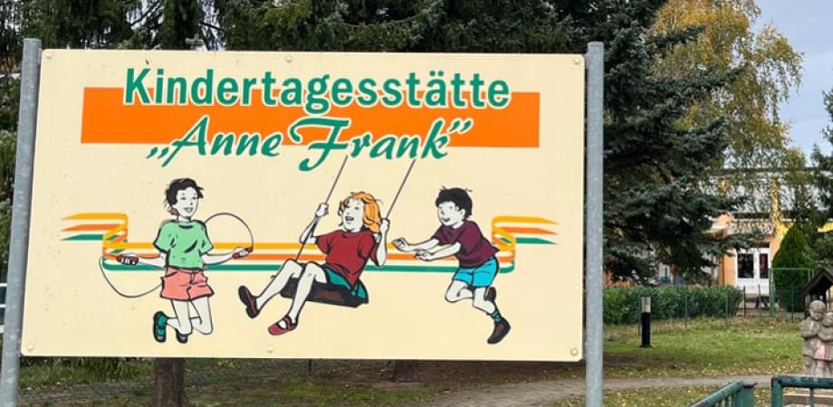 Schild mit der Aufschrift: &quot;Kindertagesstätte Anne Frank&quot;