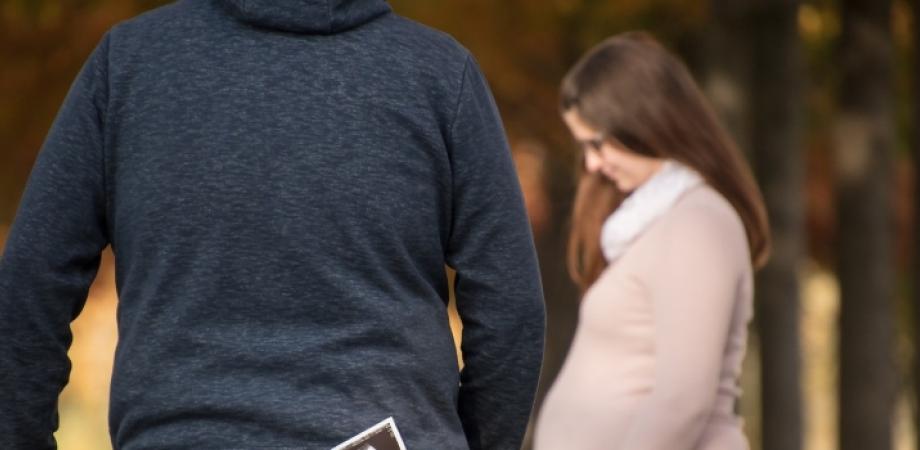 Ein Mann geht drohend auf eine schwangere Frau zu