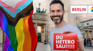 Queer-Beauftragter Alfonso Pantisano mit einer Postkarte in der Hand, auf der steht: &quot;DU HETERO SAU!&quot;